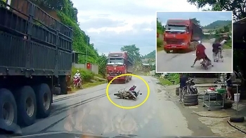 clip tranh cu ong di xe dap nguoi phu nu lao thang vao xe dau keo suyt mat mang