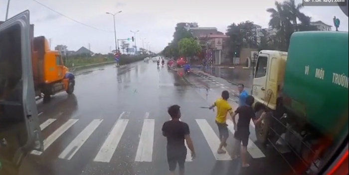clip tai xe xe tai va ve sinh moi truong cam tuyp sat noi chuyen voi nhau sau va cham giao thong