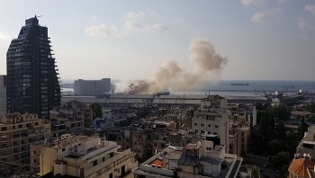 Clip: Khoảnh khắc nổ lớn, cột khói cao ngút trời làm rung chuyển thủ đô của Libanon