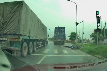 clip xot xa khoanh khac container vuot au can tu vong nu sinh roi tang ga bo chay