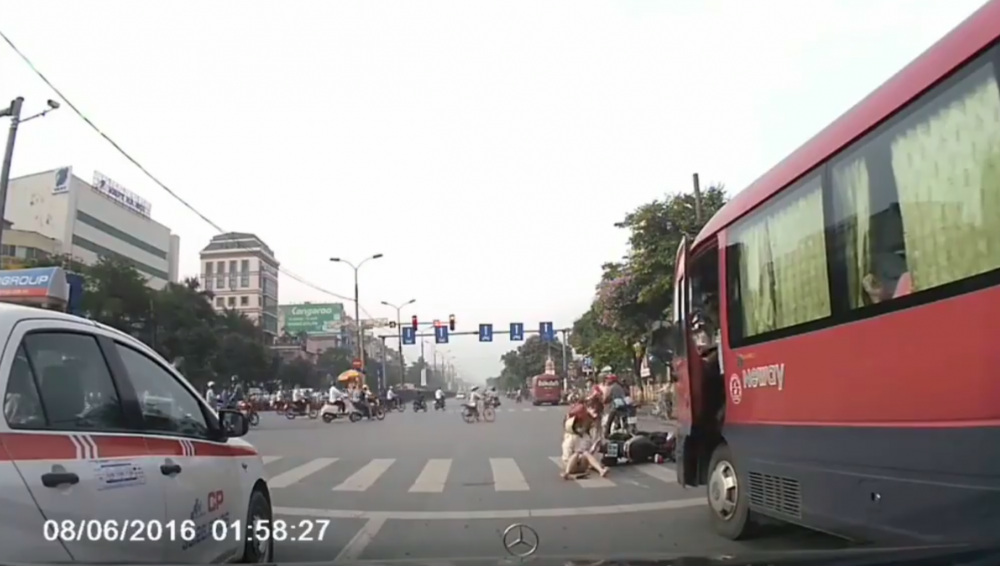 Clip: Xe khách cố tình vượt đèn đỏ đâm văng người phụ nữ ngay trước mặt CSGT