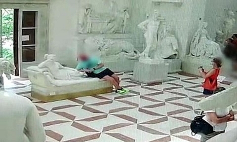 clip nam du khach tao dang chup anh lam gay ngon chan tuong 200 tuoi doi mat an 8 nam tu