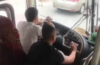clip hai hung tai xe vua lai xe khach vua an mi tom cai ket bi tuoc bang lai xe