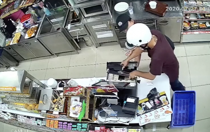 clip khoanh khac ten cuop rut dao cuop tien tai cua hang tien loi giua pho sai gon
