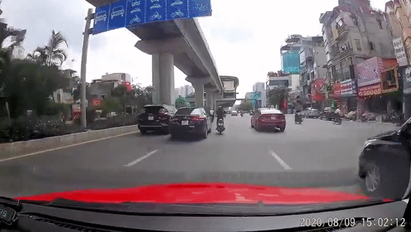 Clip: Ô tô vượt ẩu, đâm văng người phụ nữ giữa phố Hà Nội rồi thản nhiên bỏ đi