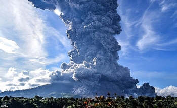 Clip: Hãi hùng núi lửa Sinabung phun trào ở Indonesia, cột khói cao 5.000 m