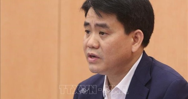 bo chinh tri dinh chi chuc vu pho bi thu thanh uy ha noi doi voi ong nguyen duc chung