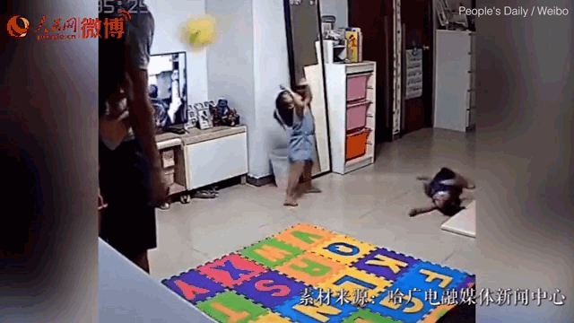 Clip: Bố lấy thân mình giải cứu con gái nhỏ suýt bị chiếc gương đè