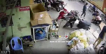 Clip: Truy tìm tài xế phóng ô tô đâm gãy chân người phụ nữ rồi bỏ chạy ở Nha Trang