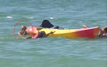 Clip: Tổng thống Bồ Đào Nha lao mình xuống biển cứu 2 người phụ nữ bị lật xuồng