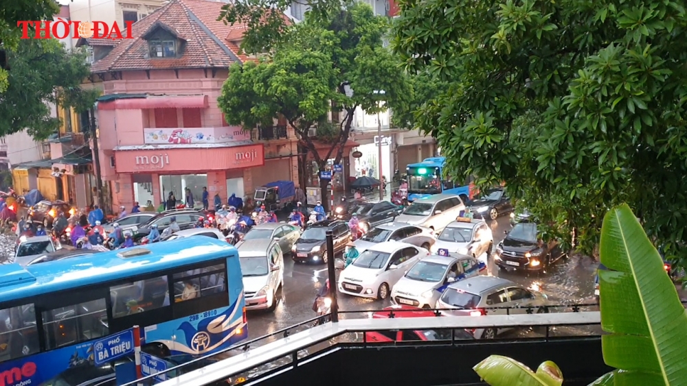 Clip: Ô tô và xe máy "bơi" trong nước, đường phố ùn tắc sau trận mưa kinh hoàng trút xuống Hà Nội