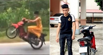Clip: Nam thanh niên mặc váy, bốc đầu xe máy gây náo loạn đường phố