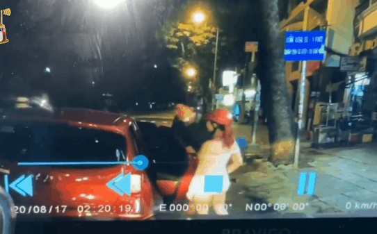 clip co gai trom vi tien cua du khach trong chop mat tai sai gon