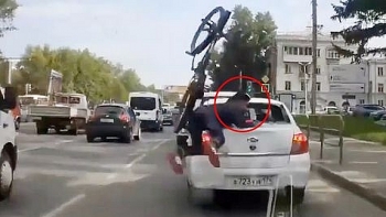 clip khong quan sat dam vo kinh o to thanh nien vac xe dap bo chay