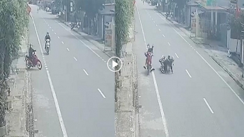 Clip: Cô gái đầu trần phóng xe máy "đốn ngã" 2 cha con trên đường quốc lộ