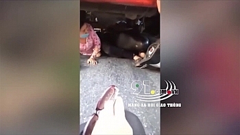 clip thot tim man giai cuu nguoi phu nu bi cuon vao gam xe container