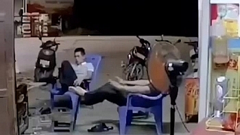 clip hai hung o to lao thang len via he va pha phan xa xuat than cua 2 nguoi dan ong