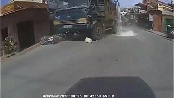 Clip: Xe tải không làm chủ tốc độ, cán tử vong người đàn ông đi xe máy