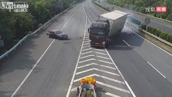 Video: Ngập ngừng giữa cao tốc, ô tô con gây tai nạn kinh hoàng