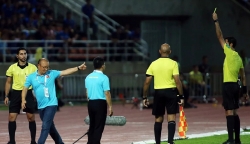 Video: Tranh cãi với trọng tài, thầy Park trở thành HLV đầu tiên nhận thẻ vàng ở World Cup