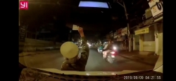 Video: Choáng cảnh phụ nữ lao đầu vào ô tô để... mời mua vé số