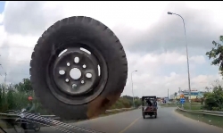 Video: Giật mình cảnh bánh xe bất ngờ văng nứt kính chắn gió của ô tô