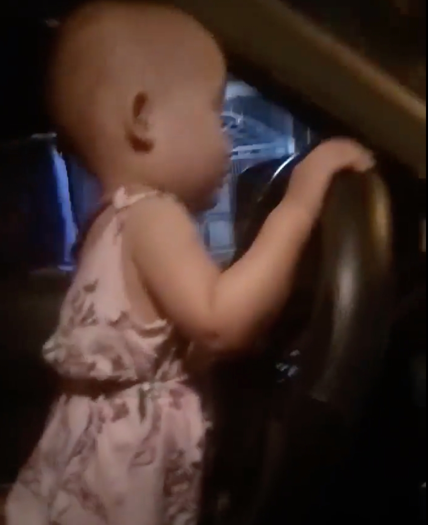 Video: Bố cho con gái 2 tuổi lái ô tô phóng như bay ở Hà Tĩnh