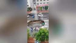Video: Taxi lao xuống "hố tử thần", tài xế phi thân chạy thoát như phim
