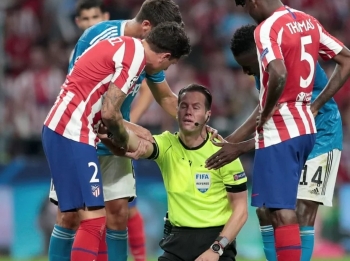 video sao atletico sut bong vao mat trong tai trong tran hoa juventus