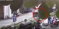 Video: Người phụ nữ kéo đuôi xe máy, cứu người đàn ông thoát chết ngay trước mũi tàu hỏa