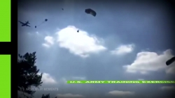 Video: Thót tim cảnh 2 xe bọc thép Nga rơi từ máy bay xuống đất