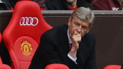 Cựu thuyền trưởng của Arsenal nói bóng gió về việc muốn "cứu rỗi" MU