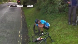Video: Cua-rơ bật khóc nức nở vì... không ai giúp đỡ khi xe đạp hỏng giữa đường đua