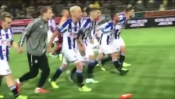 Video: Văn Hậu cùng đồng đội SC Heerenveen "nhảy múa" tri ân CĐV
