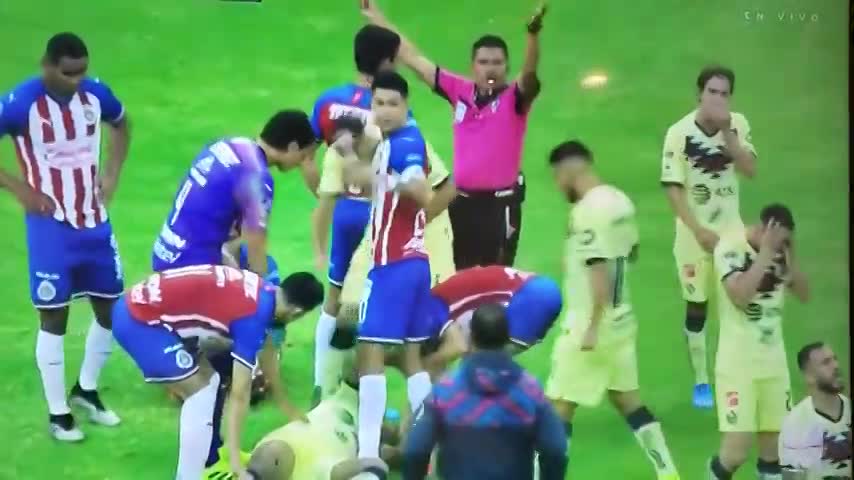Video: Cựu sao Barcelona bị cầu thủ Mexico đạp thủng đùi khi đang tranh chấp bóng