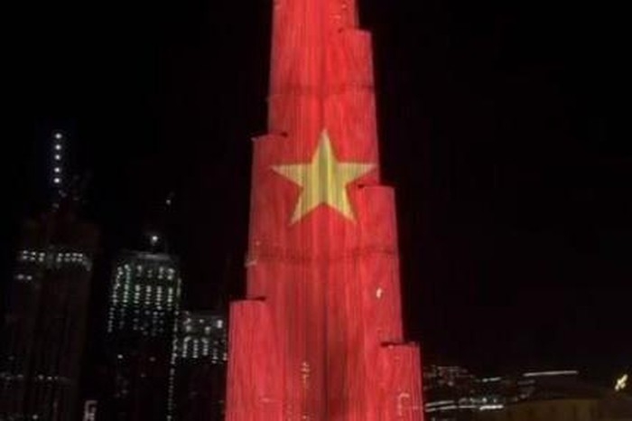 Clip: Xúc động tòa nhà cao nhất thế giới thắp sáng Quốc kỳ Việt Nam tung bay trong ngày 2/9