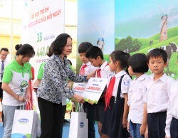 Vinamilk trồng 61.000 cây xanh và trao 119.000 ly sữa cho trẻ em HN nhân dịp 65 năm ngày Giải phóng Thủ đô