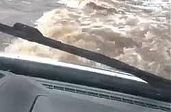 VIdeo: Tài xế lao thẳng xuống dòng sông chảy xiết vì quá tin vào... GPS