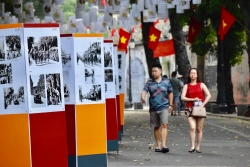 Khoảnh khắc lịch sử giải phóng Thủ đô cách đây 65 năm trên phố bích họa Phùng Hưng