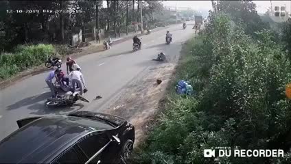 video mo cua o to bat can khien 2 nguoi suyt chet duoi gam xe tai