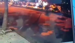 Video: Hãi hùng cảnh xe bán tải cố tình đâm 2 người thương vong rồi lật nghiêng trên vỉa hè