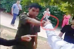 Video: Phó công an xã ở Quảng Nam rút súng chĩa vào dân