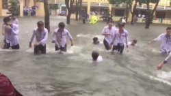 Video: Choáng cảnh học sinh bơi... giữa sân trường ngập nước ở Nghệ An