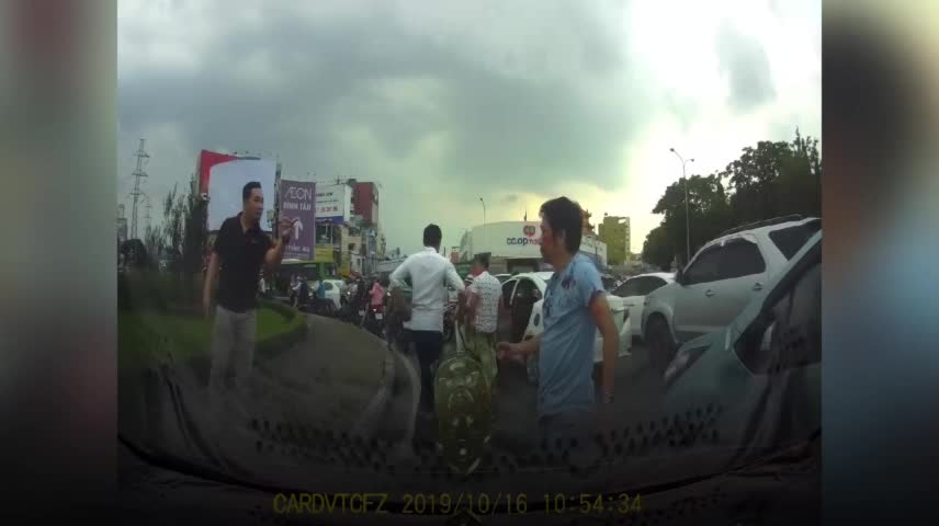 video va cham giao thong 3 nguoi dan ong danh 1 tai xe chay mau mat