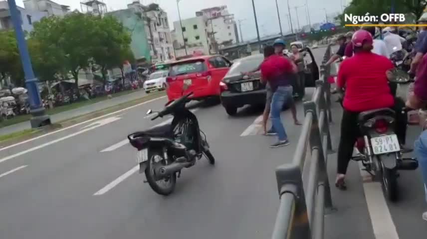 video di sai lan chu xe may con lao vao hanh hung tai xe o to