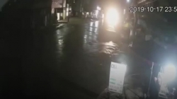 Video: Hoảng hồn ô tô phóng như "tên lửa" đâm vỡ tường trụ ATM