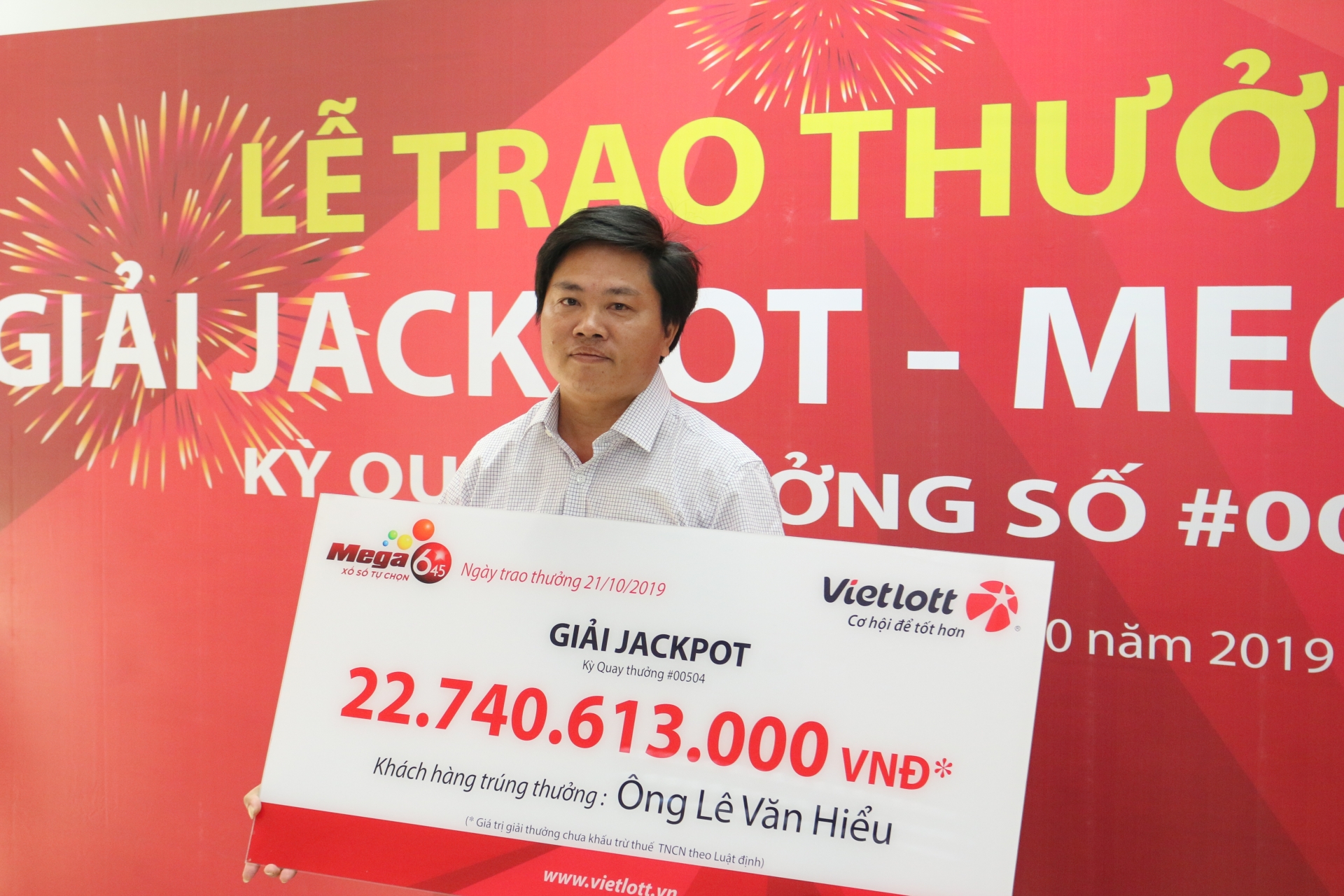 Người đàn ông ở Khánh Hòa không đeo mặt nạ lĩnh hơn 22 tỉ đồng của Vietlott là ai?