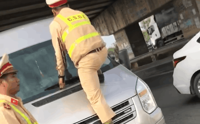 video csgt bo tay voi tai xe co thu trong xe 16 cho