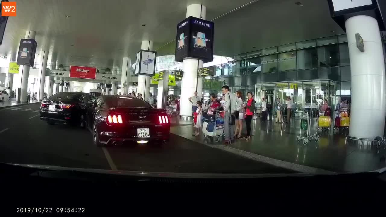 video hai xe hop tien ti dam nhau tai san bay noi bai