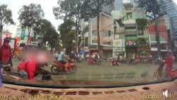 Video: Va chạm với ô tô, tài xế xe ôm công nghệ rút gậy 3 khúc tới 